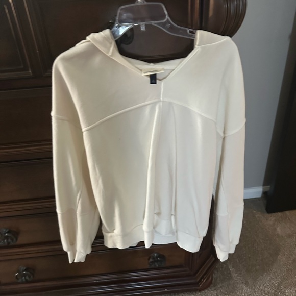 NWOT Universal Threads Sweatshirt - Picture 3 of 4